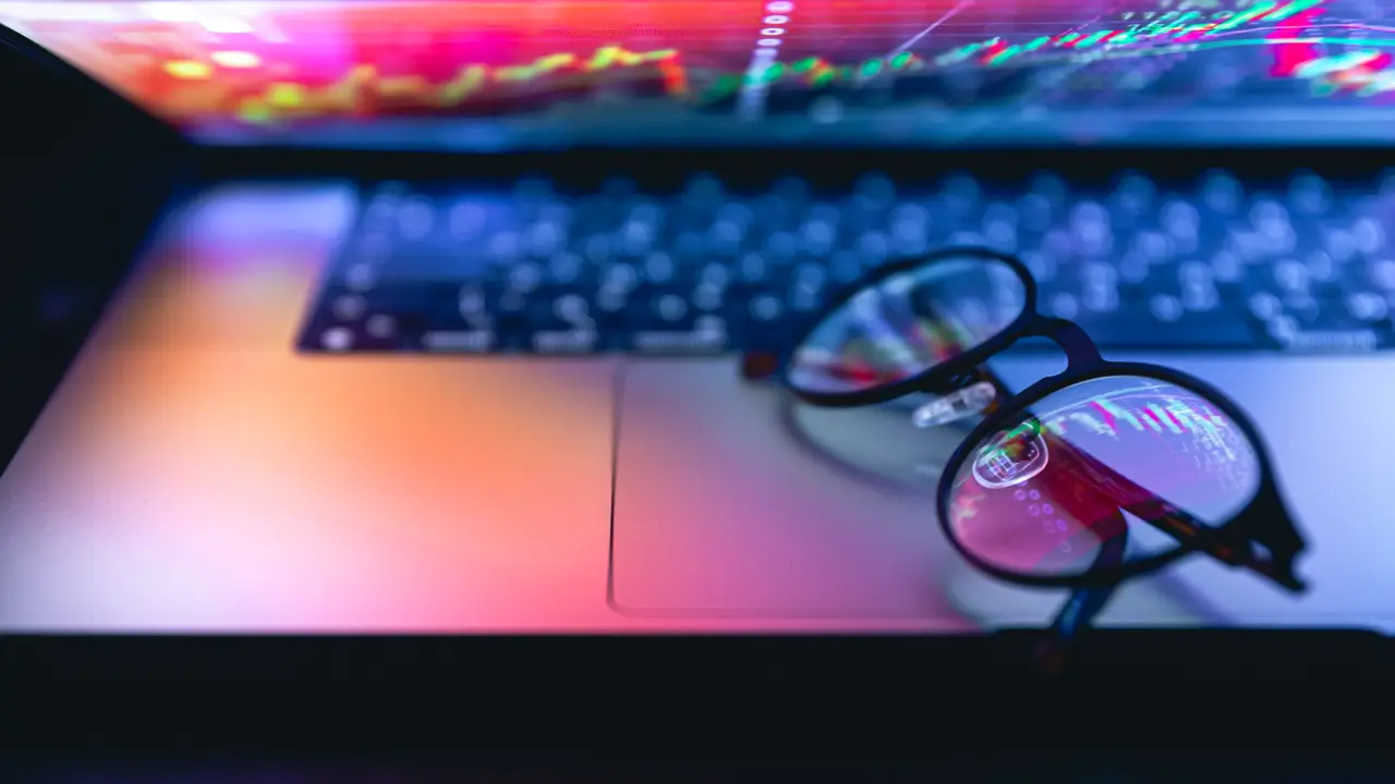 Imagen de unas gafas reflejando un ordenador